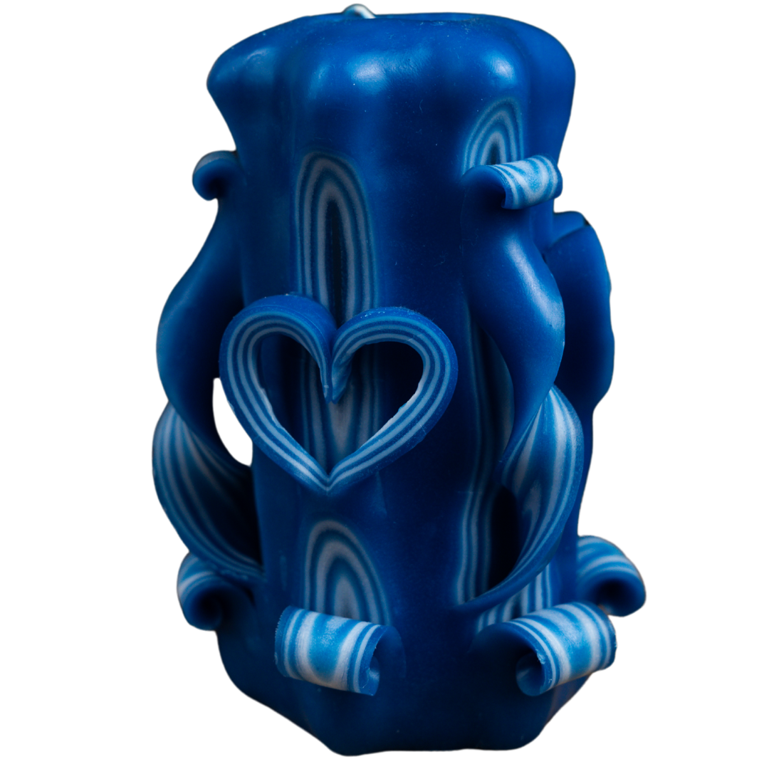 Handgeschnitzte Kerze Blaue Herz in intensivem Blau mit kunstvoll geschnitztem Herzmotiv – elegant, einzigartig und perfekt als besonderes Geschenk oder Dekoration.