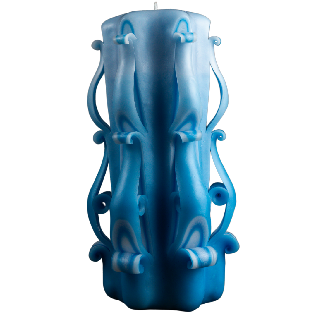 Handgeschnitzte Kerze Blaue Ombre mit sanftem Farbverlauf von Weiß zu Blau – stilvoll, elegant und perfekt als besondere Dekoration oder Geschenk.